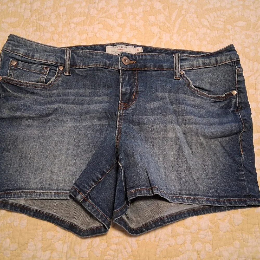 Women's Shorts, Torrid, Medium blue, size 18 - Picture 1 of 4
